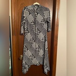 Super cute black and white dress!